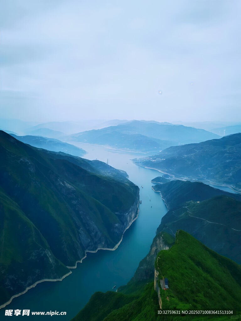 壮丽山河间的蜿蜒河流