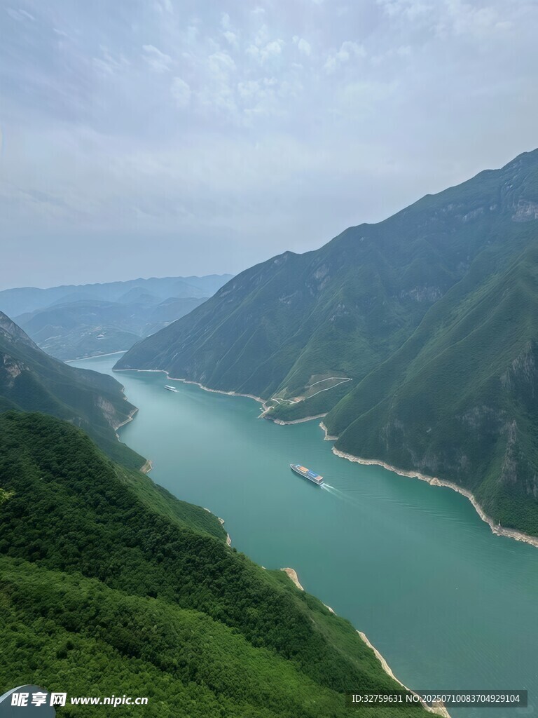 壮丽山河间的碧绿江水