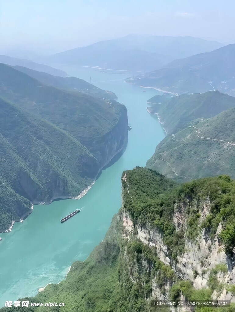 壮丽山河间的碧绿蜿蜒河流