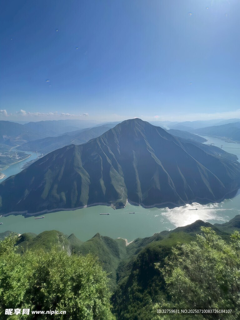 壮丽山景与湖光交相辉映