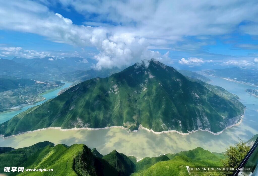 壮丽山景俯瞰图