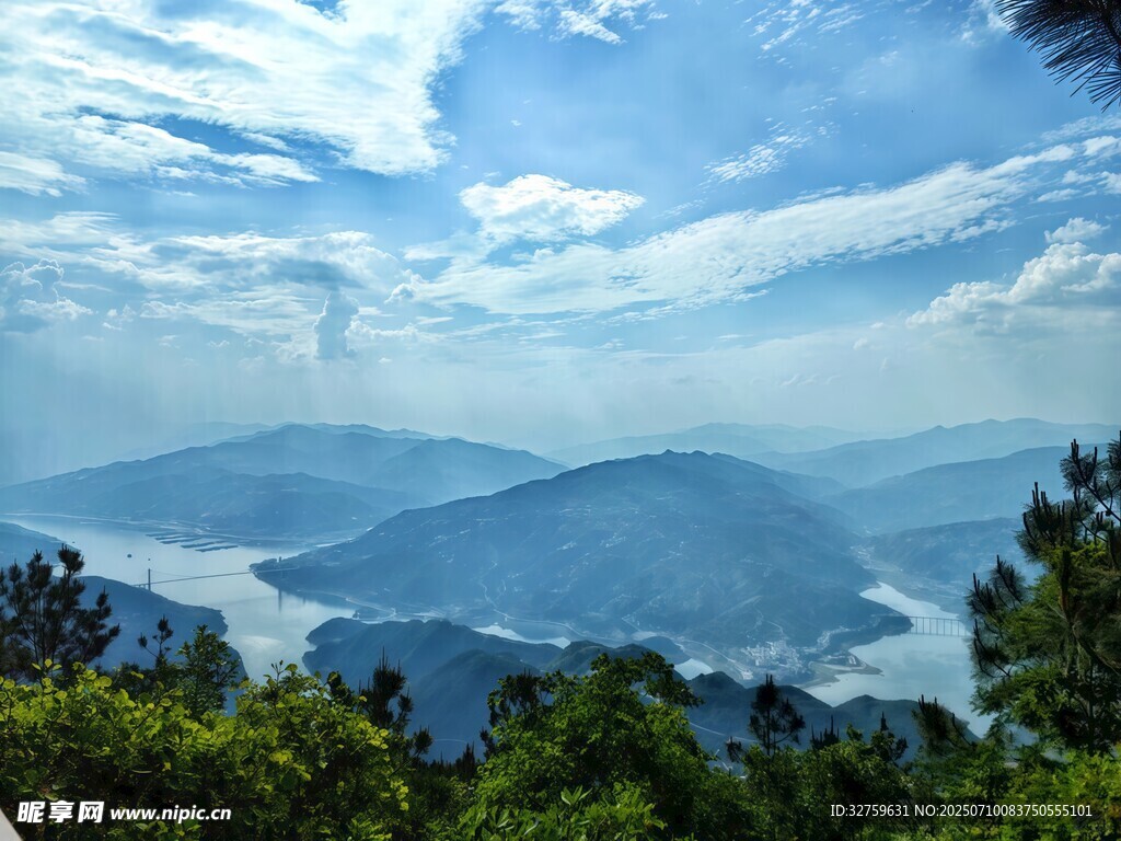 山峦云海间的壮美风光