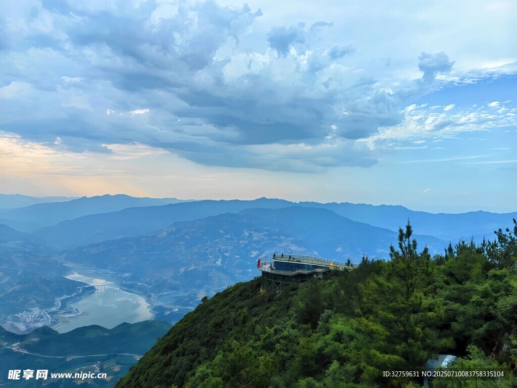 山顶远眺壮丽云海景观