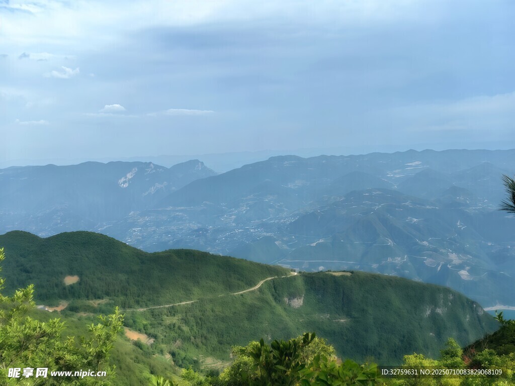 山峦叠翠的壮美自然景观