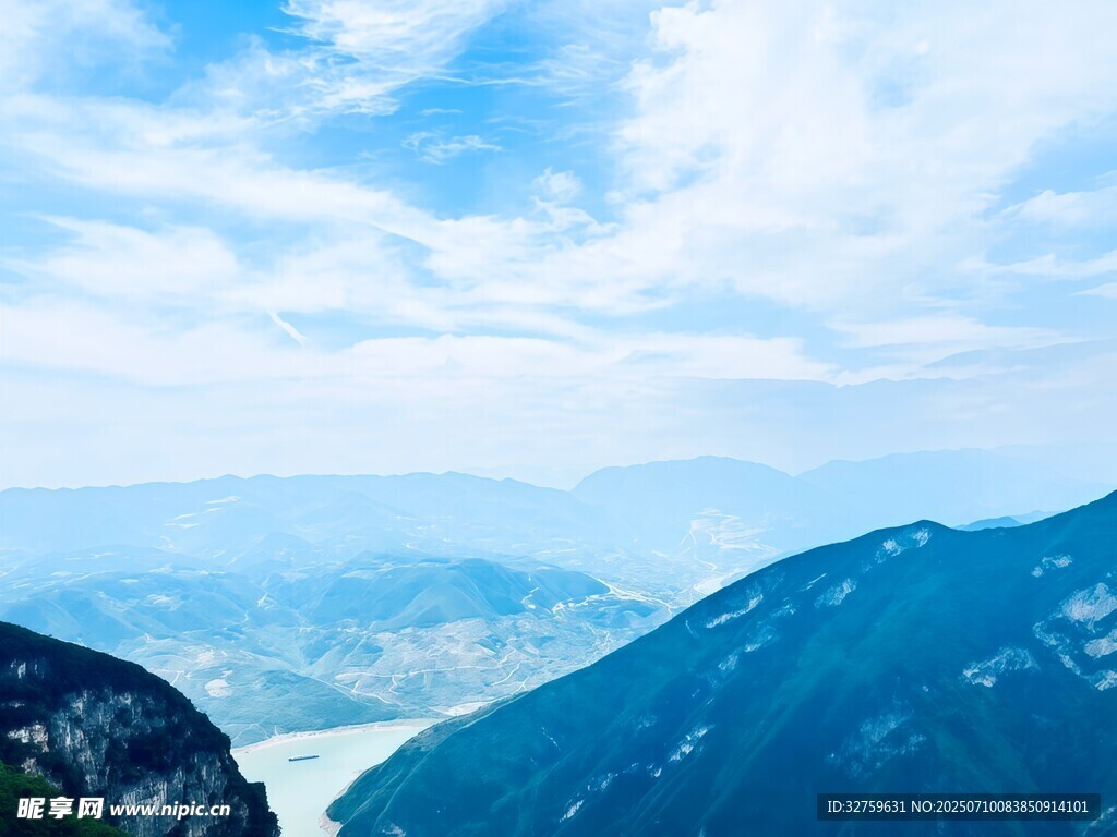 壮丽山景与蓝天白云