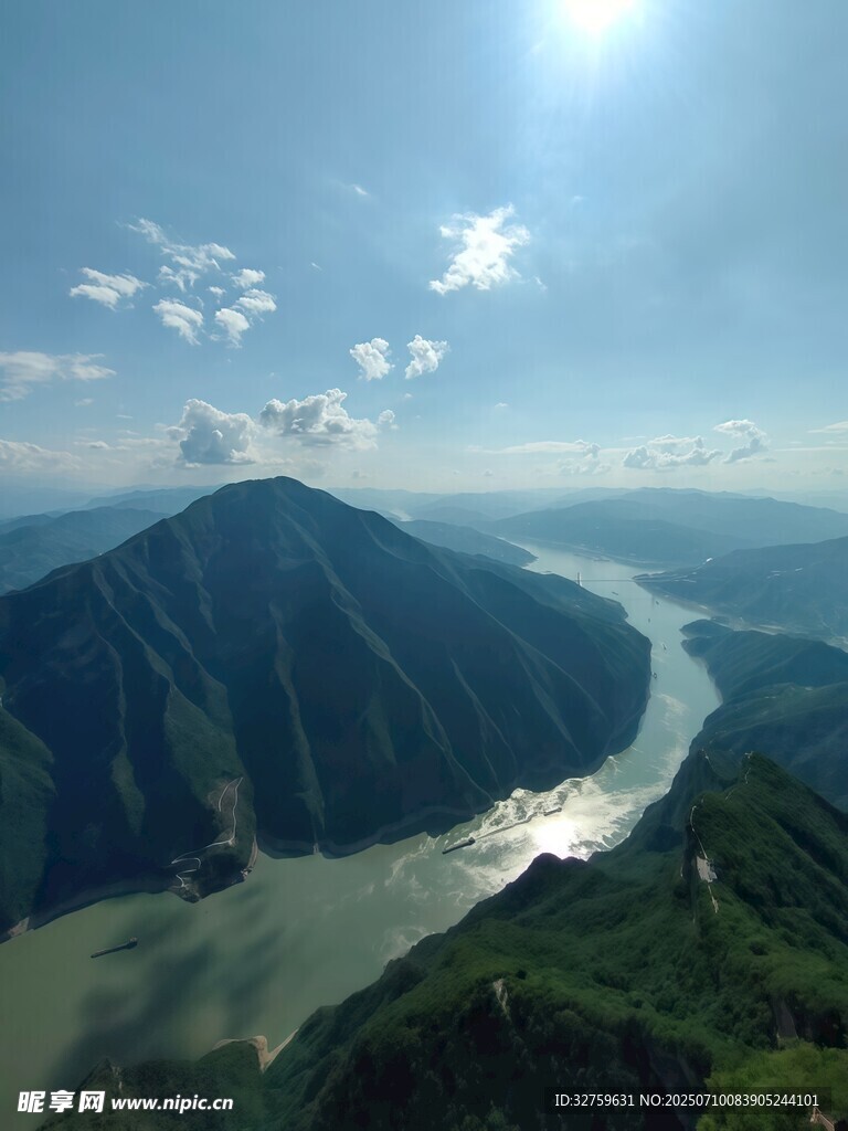 壮丽山河间的蜿蜒河流