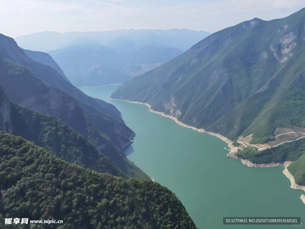 壮丽山河间的碧绿江水