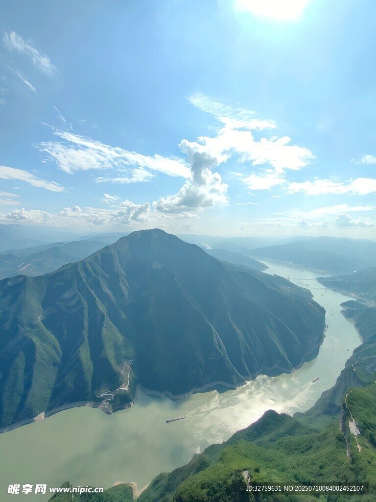 壮丽山河间的蜿蜒河流