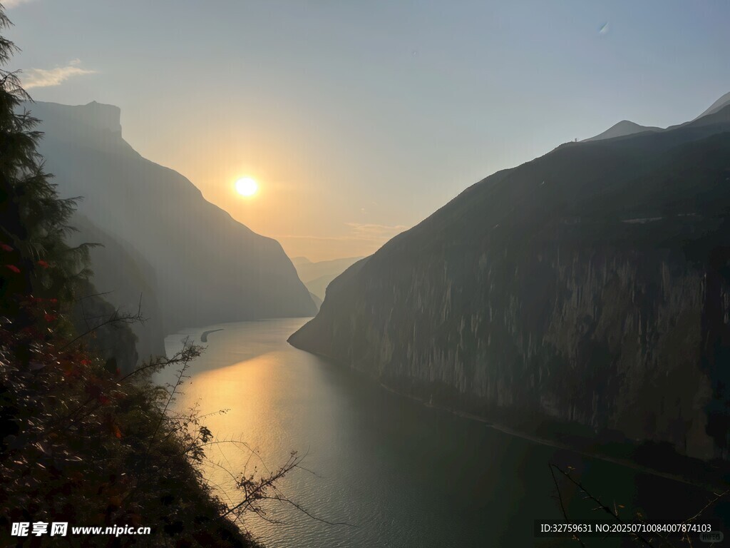 夕阳下的壮丽山河景观