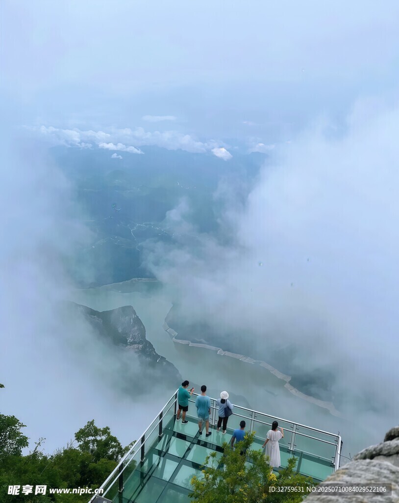 云雾中观景台的游客身影
