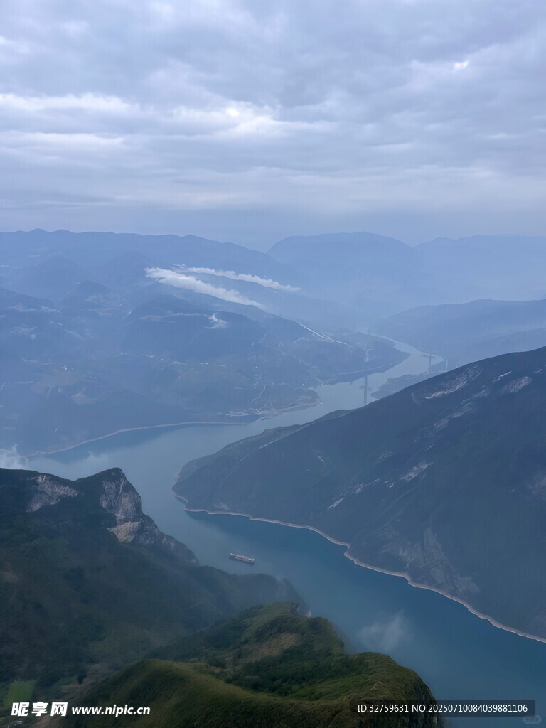 壮丽山河间的蜿蜒河流