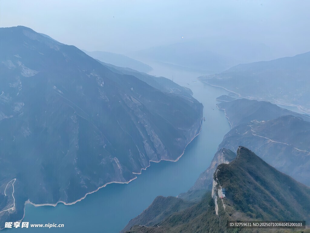 壮丽山河间的蜿蜒河流