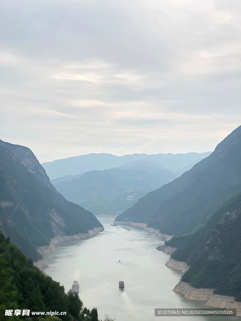 壮丽山河间的蜿蜒河流