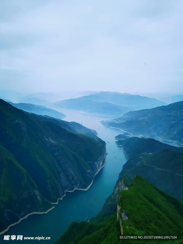 壮丽山河间的蜿蜒河流
