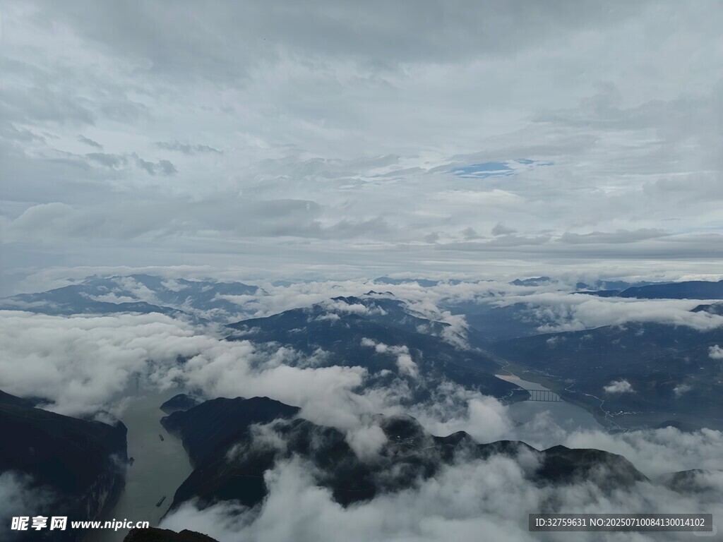 高空俯瞰云海与山峦