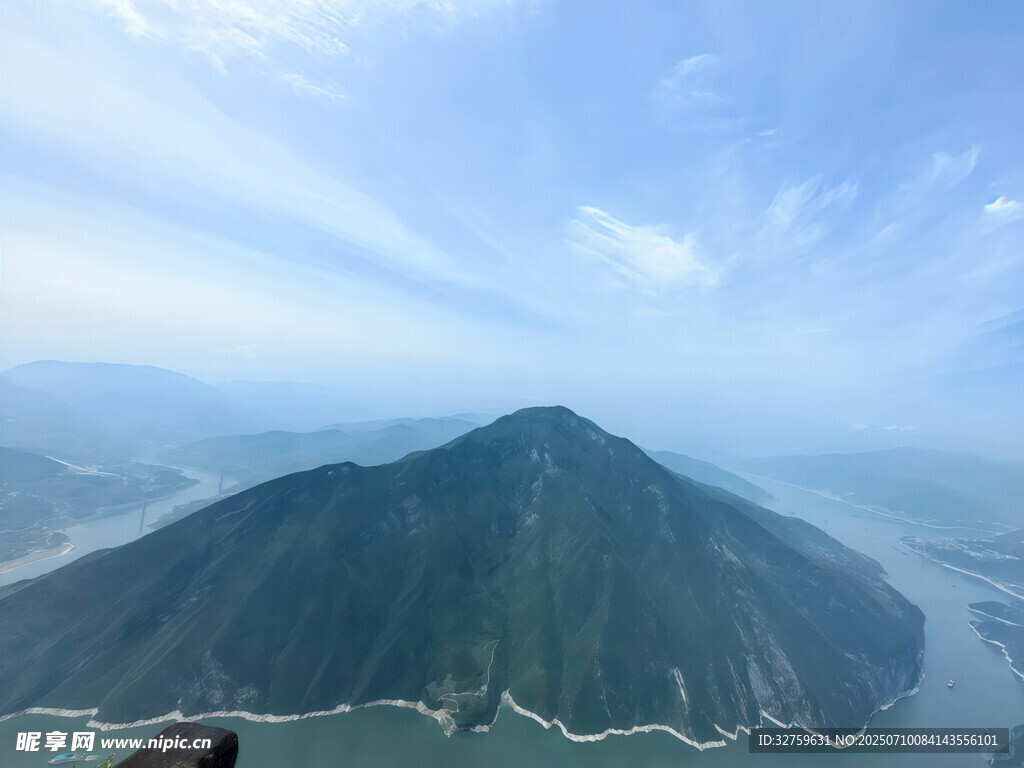 壮丽青山伴江河美景