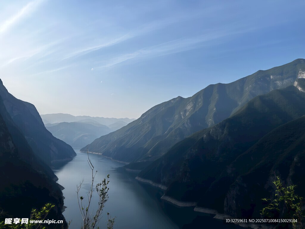 壮丽山河间的静谧江水