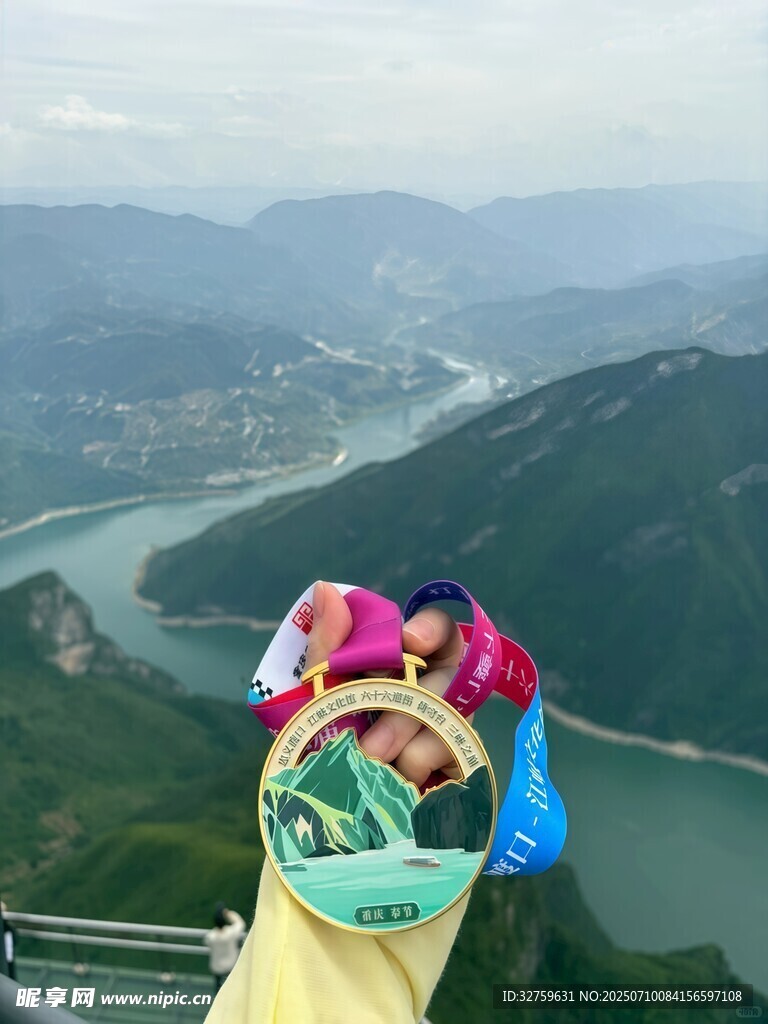 游客山顶赏壮丽山水风光