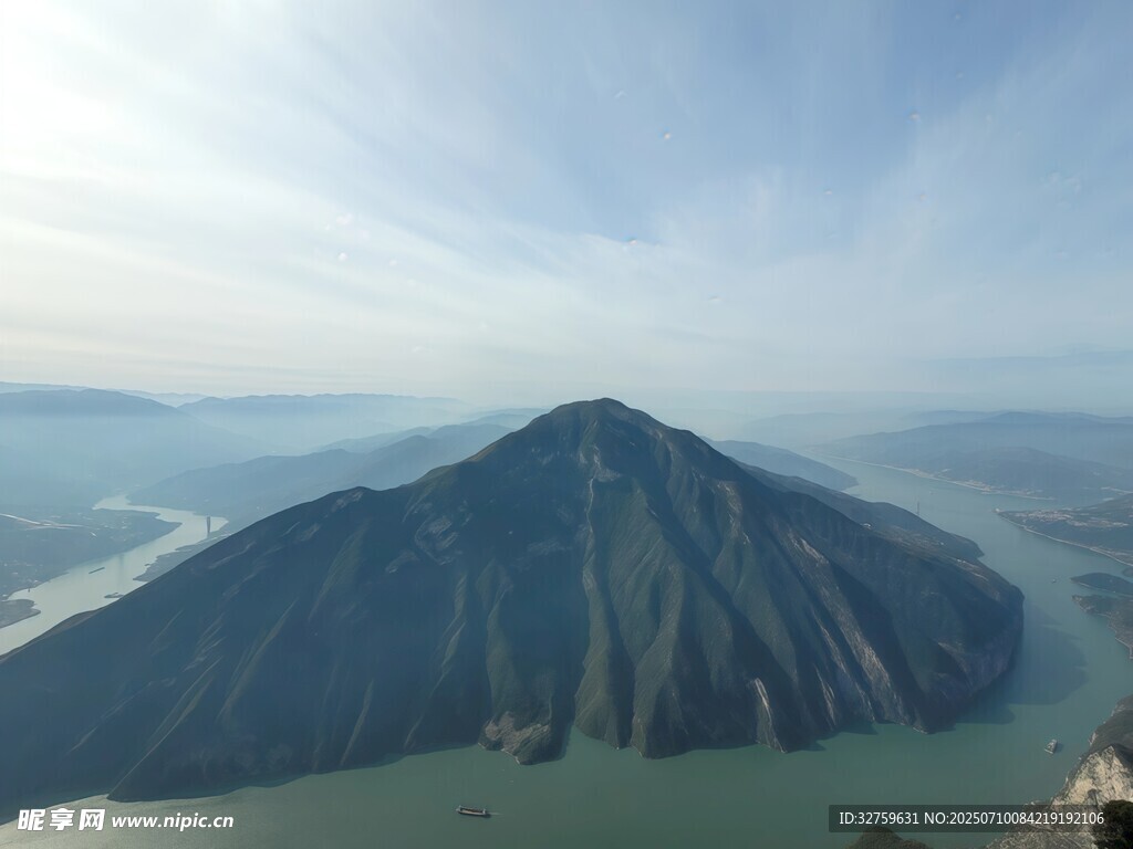 空中俯瞰巍峨青山