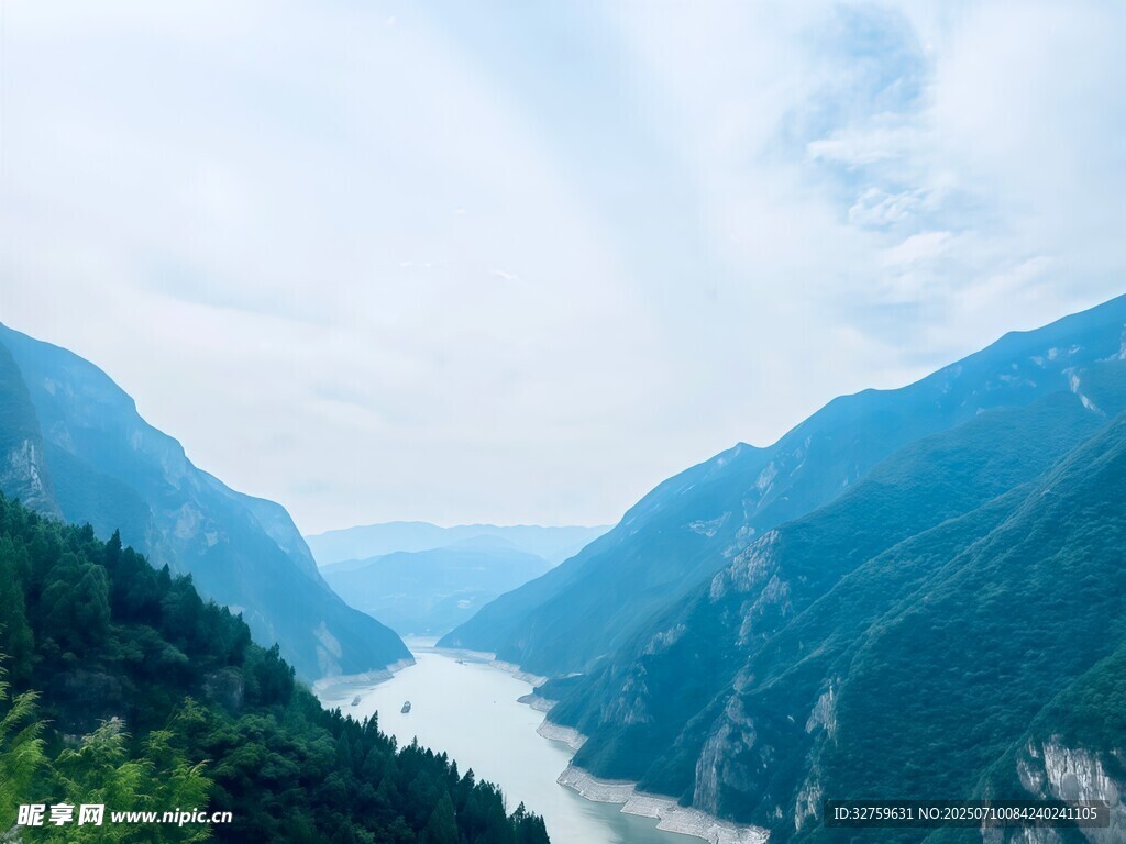 壮丽山河间的蜿蜒河流