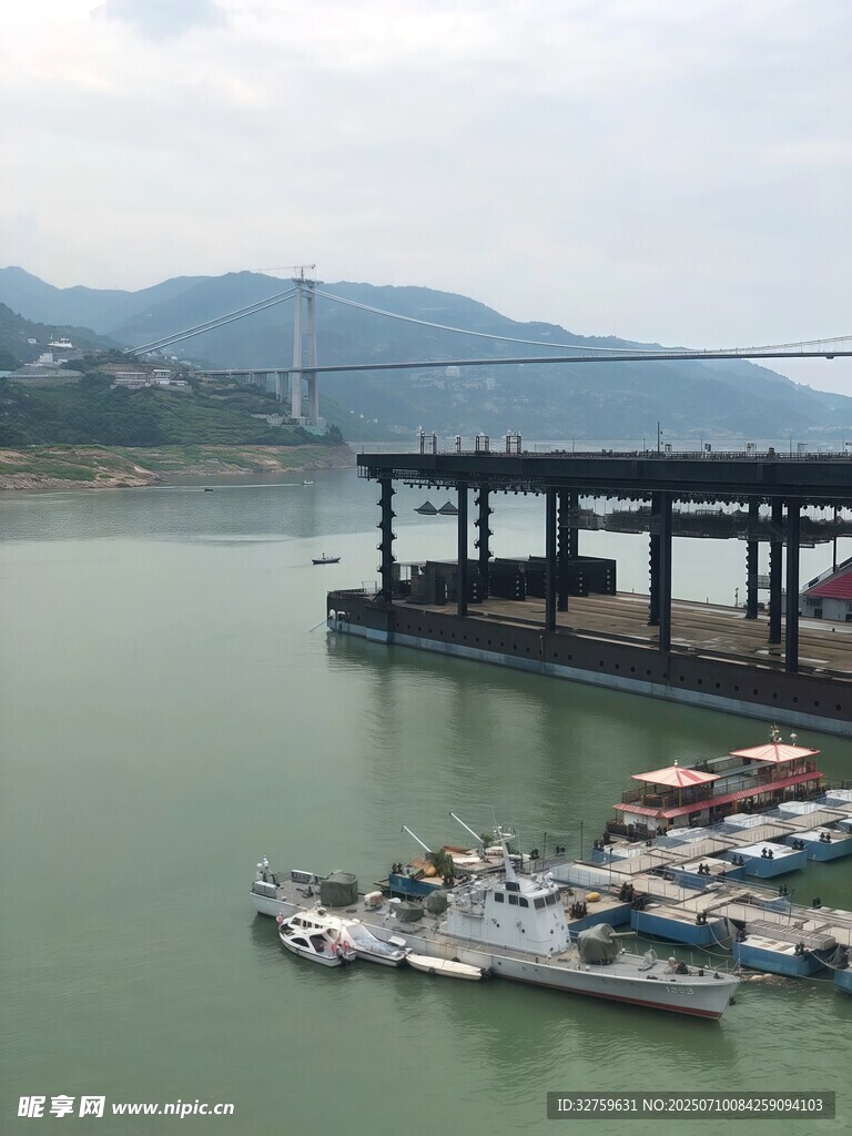 江边码头船只停泊景象
