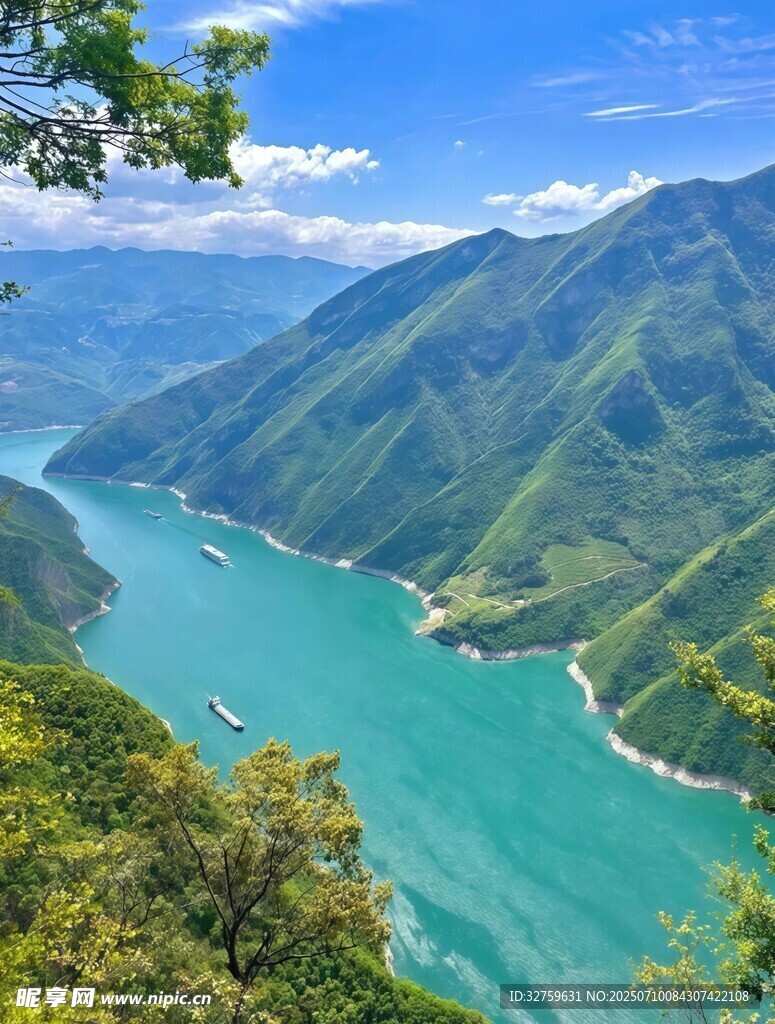 壮丽山水间的碧绿江河