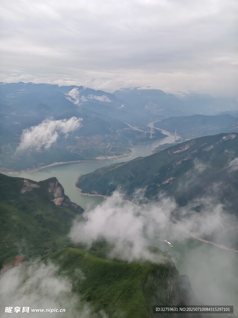 云雾缭绕的壮美山川景色