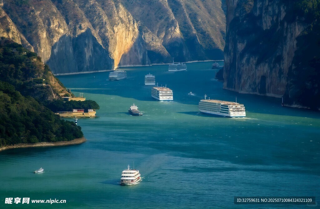 壮丽峡谷中的游船风景