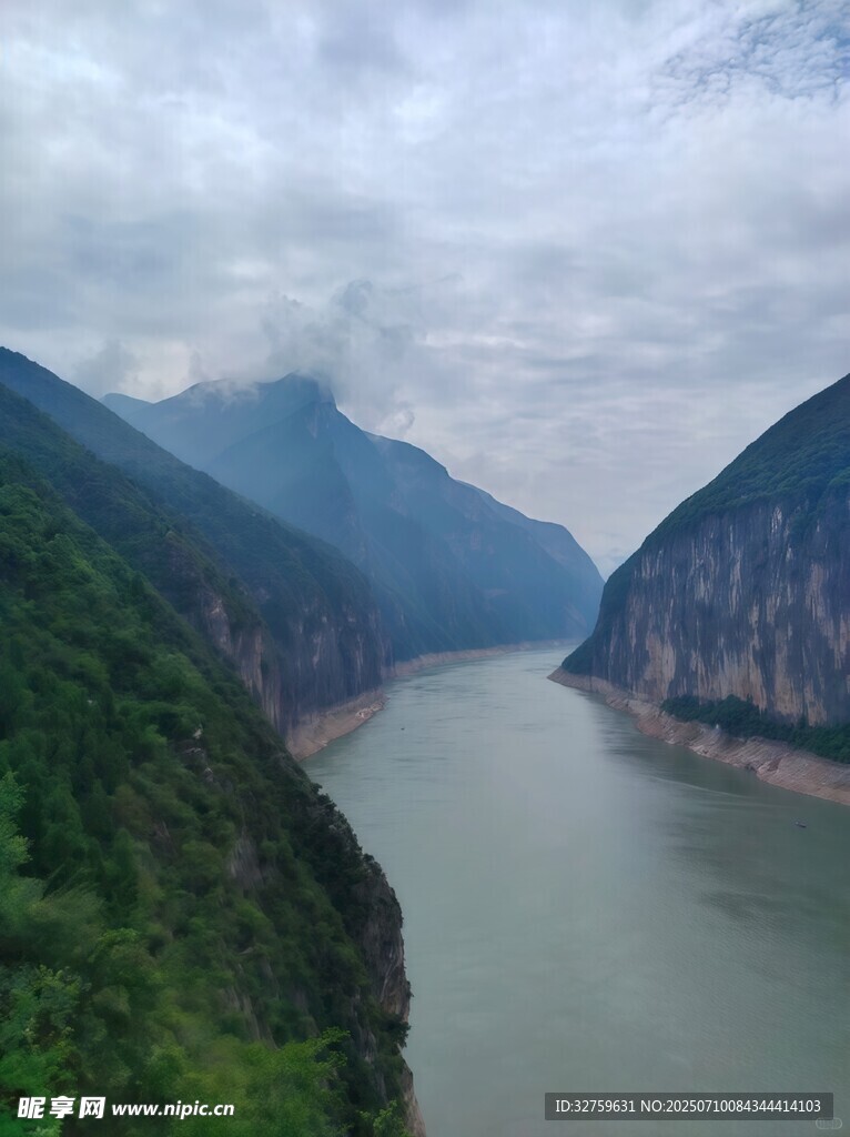 壮丽峡谷中的蜿蜒河流