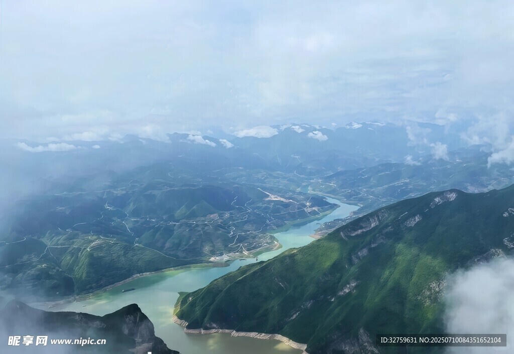 云雾缭绕的山川河流美景