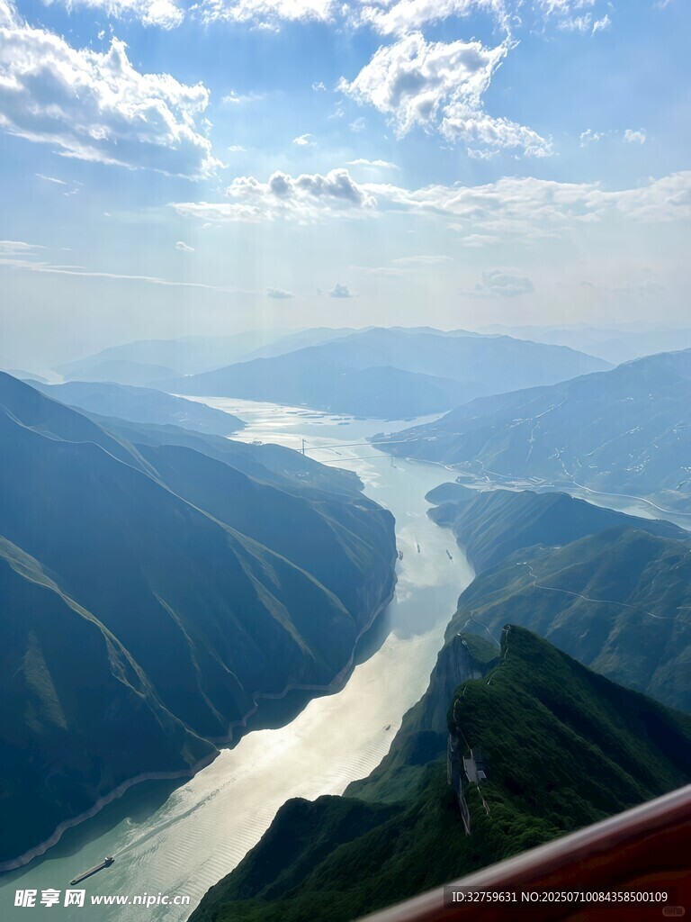 壮丽山河间的蜿蜒河流