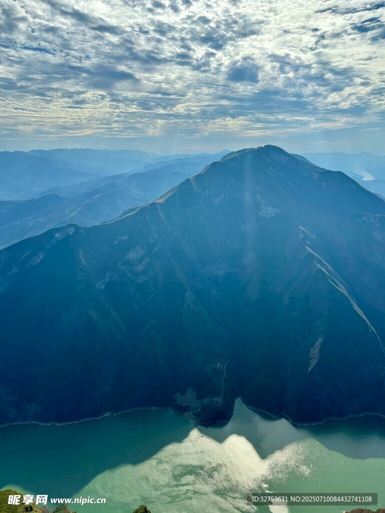 壮丽高山湖泊景观