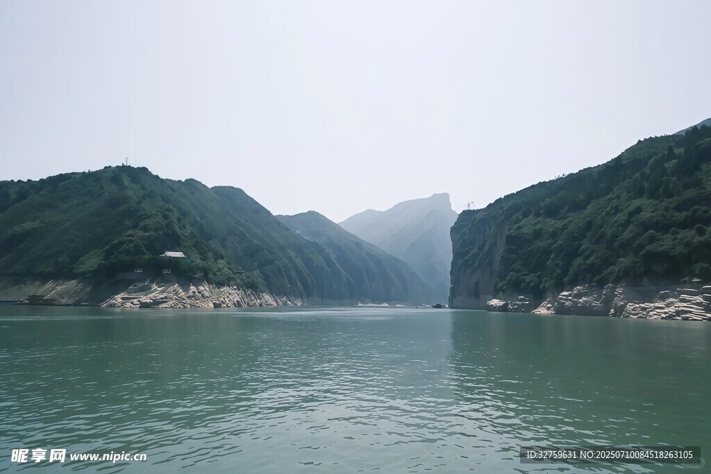 壮丽山水间的江景风光