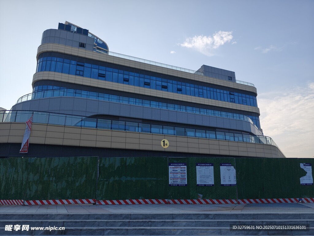 现代风格多层建筑外观