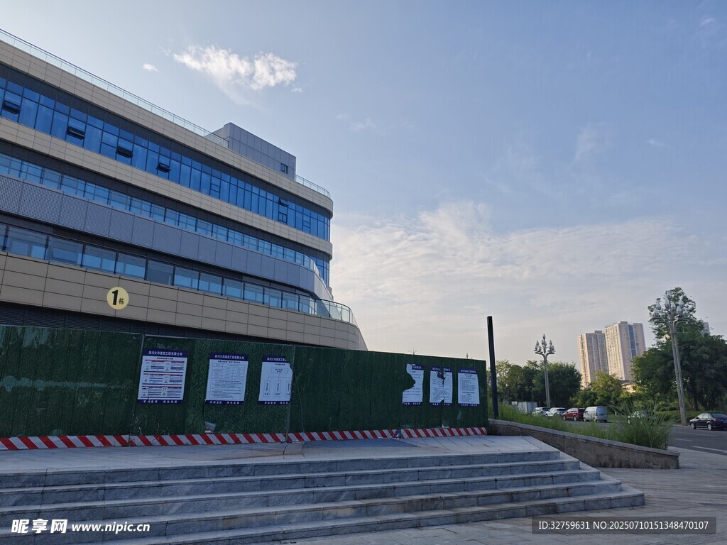 现代风格办公大楼外观