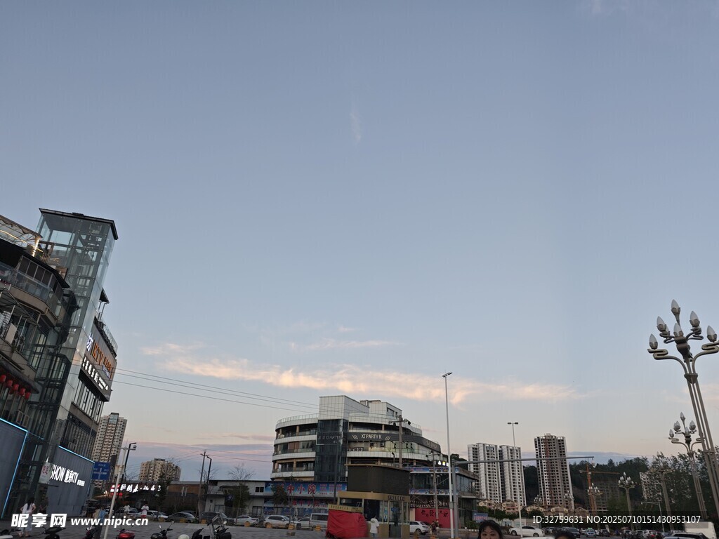 城市街景中的建筑与设施