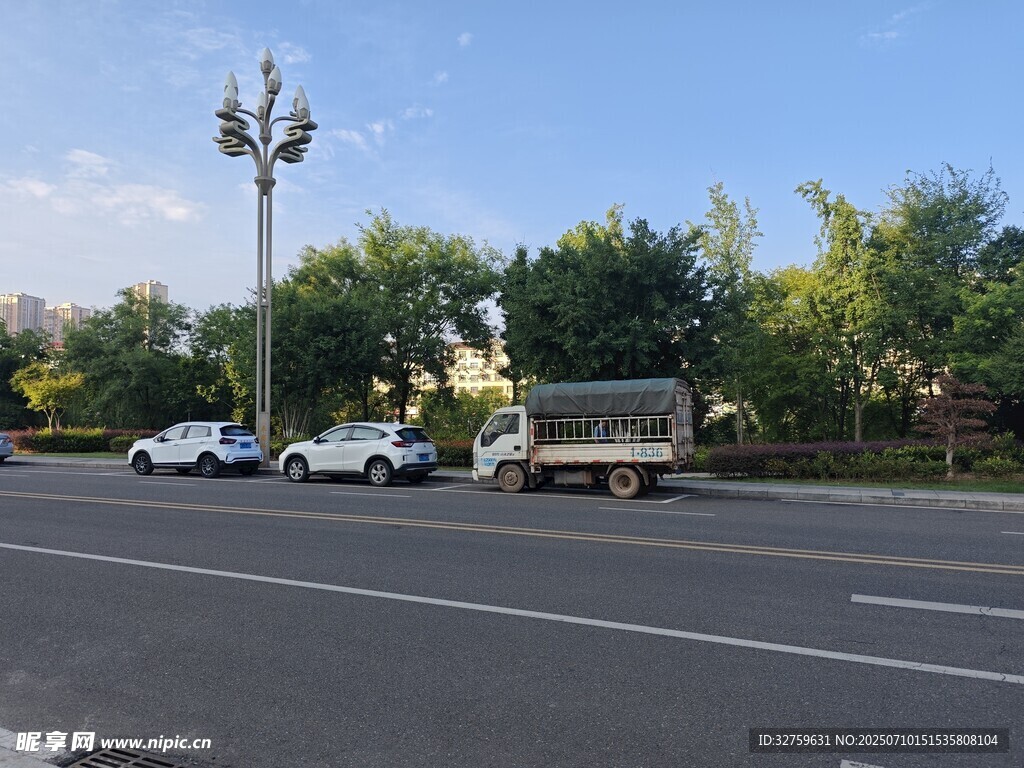 城市道路上行驶的车辆