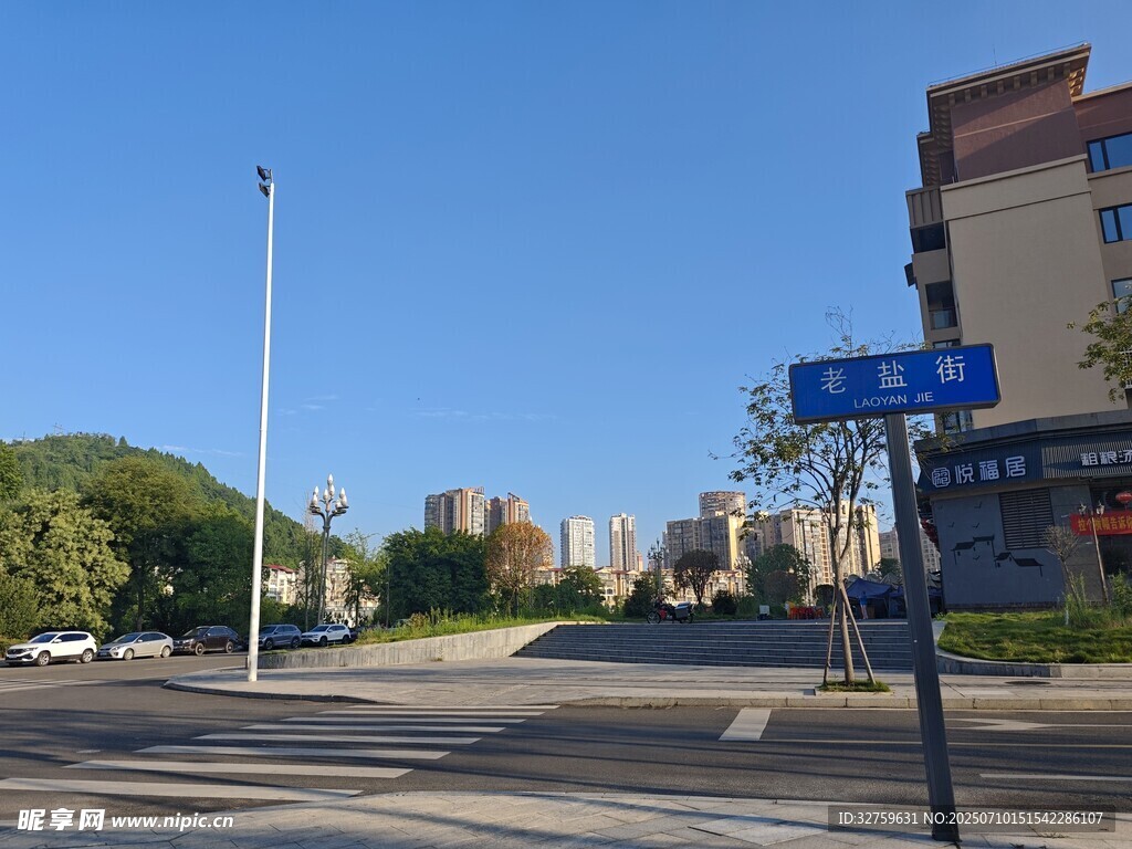 城市街道路口景象