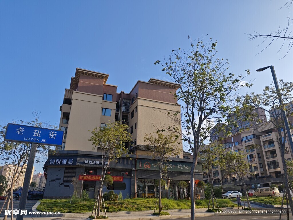 城市街边的多层建筑景观