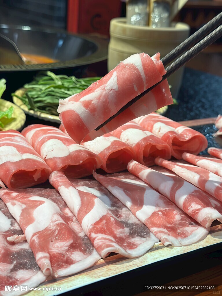 新鲜美味的火锅涮羊肉卷