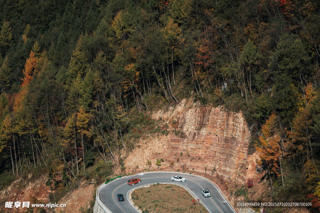 山间蜿蜒公路秋景