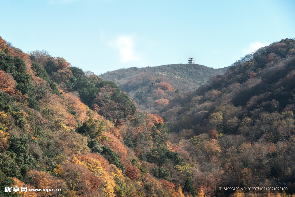 秋日山峦斑斓美景