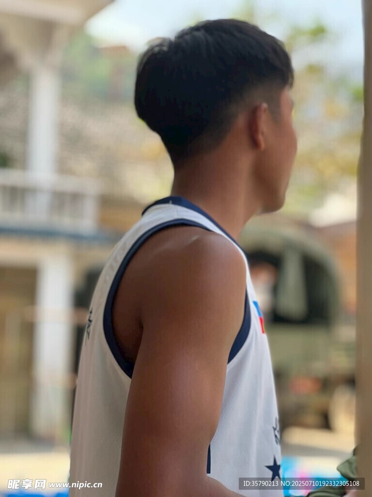 户外穿背心的男子背影