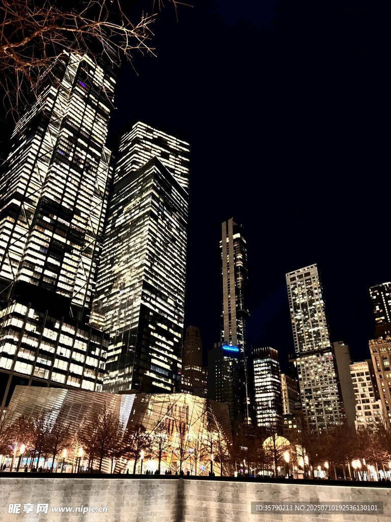 繁华都市夜景璀璨高楼