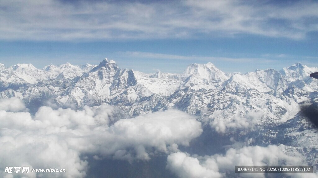 雪山云海壮丽景观
