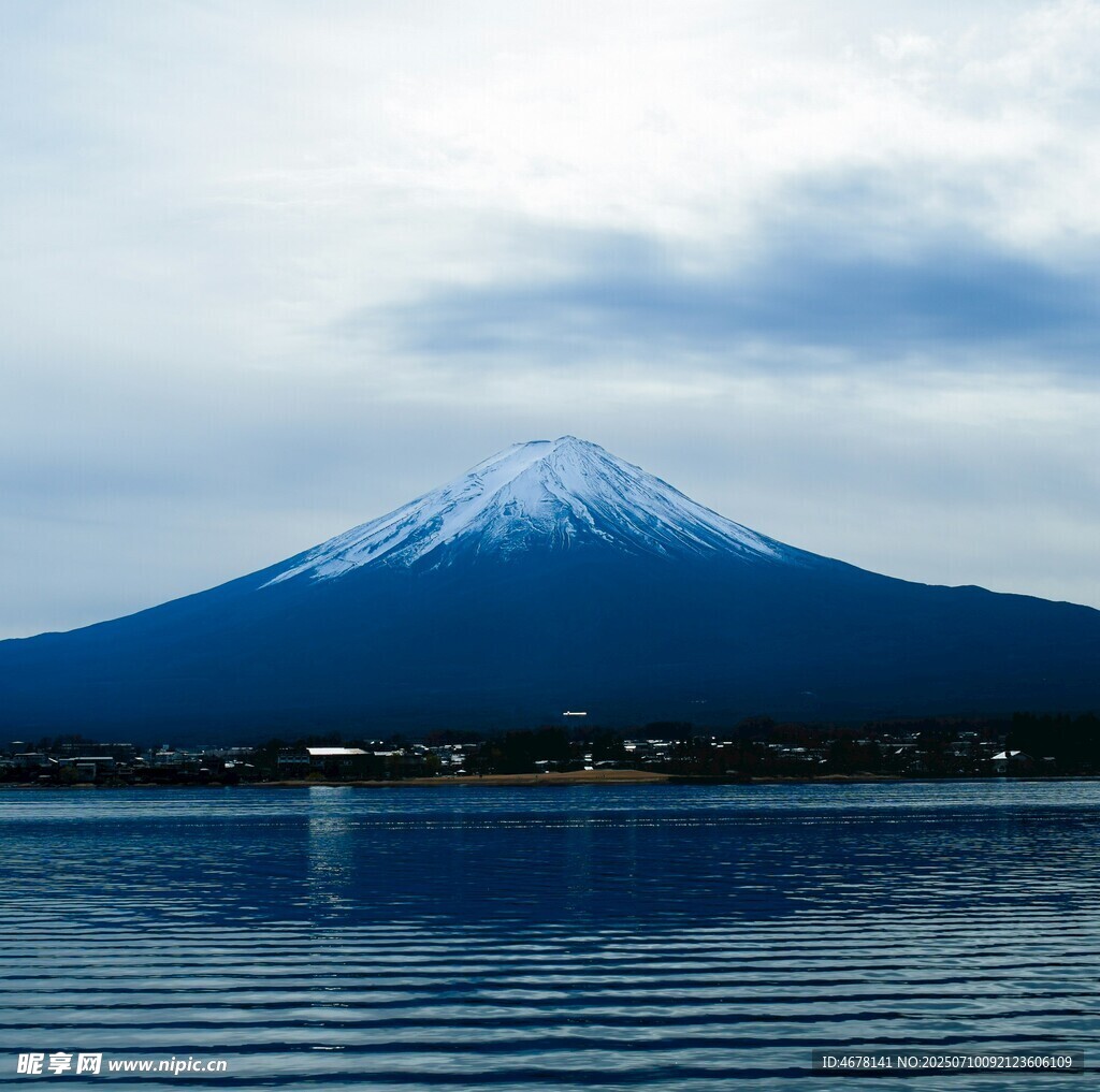 富士山下的静谧湖景