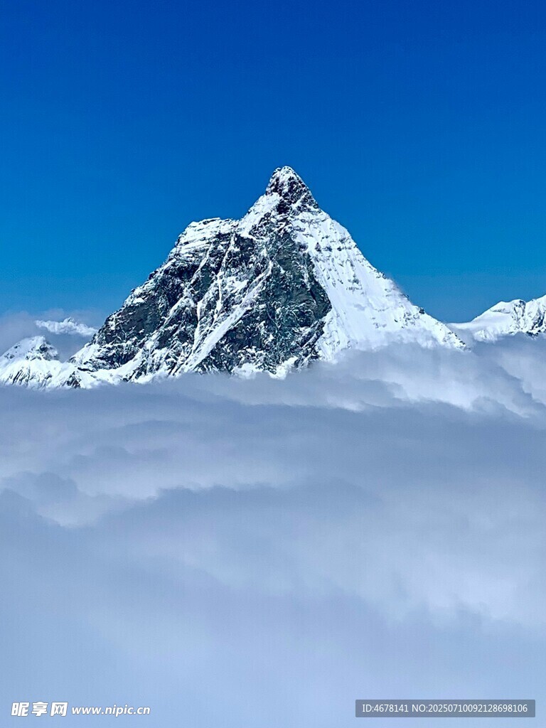 巍峨雪山耸立于云海之上