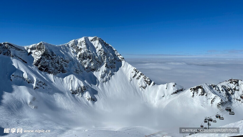 巍峨雪山壮丽景观