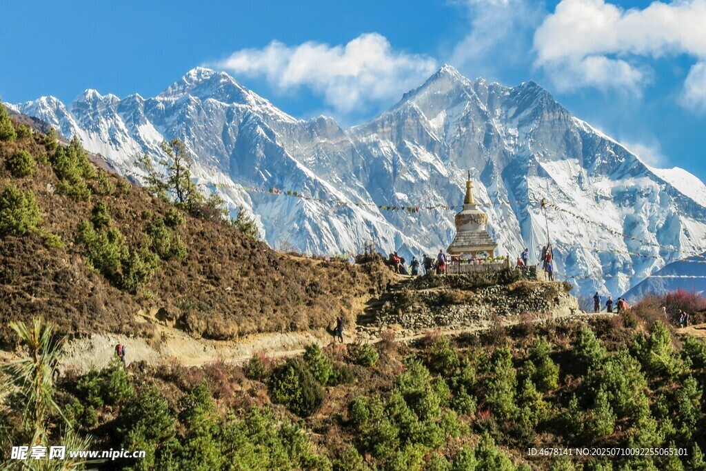 雪山下的山间美景