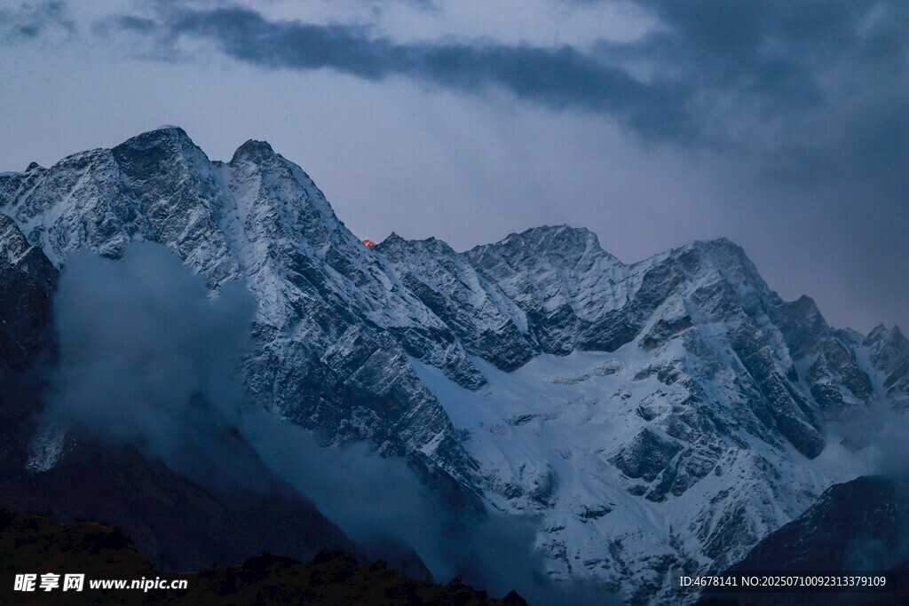 夜幕下的巍峨雪山